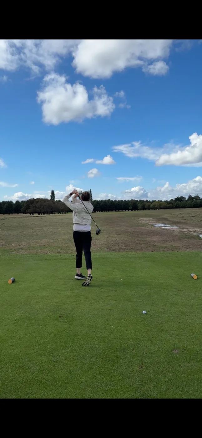 Beginner adult golf lesson at Hampton Court