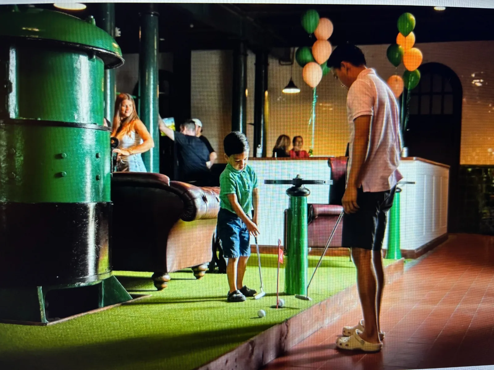 Indoor putting at Pure Swing